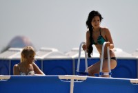 девушки купаются в бассейне на автоэкзотике 2012