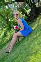 блондинка в голубом платье
