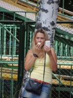 девушка с айфоном ест мороженое