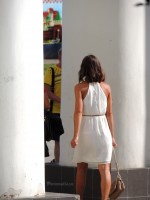 девушка в белом прозрачном платье