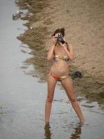Девушка в купальнике с фотоаппаратом
