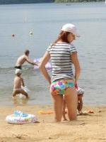 Девушка переодевается на пляже