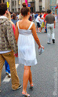 девушка в прозрачном белом платье