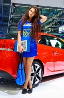 брюнетка в синем платье на московском автосалоне