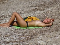 Девушка топлес на пляже