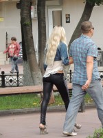 девушка на улице в обтягивающих штанах