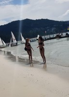 Девушки на пляже Таиланда
