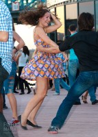 Девушка танцует в коротком платье