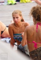 Девушки на пляже в парке Москвы