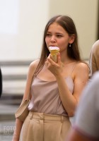 Фотоохота на девушку с мороженым на улице