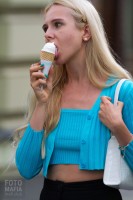 Сексуальное поедание мороженого