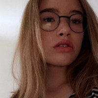 Сексуальная девушка в очках