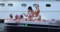 Девушки в бикини на яхте